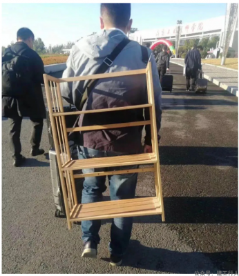 你们拉着行李箱是来旅游的吗？来考试的！