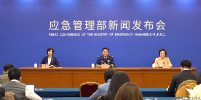 设计人员未取得执业资格，错误地指导承重墙的拆除作业