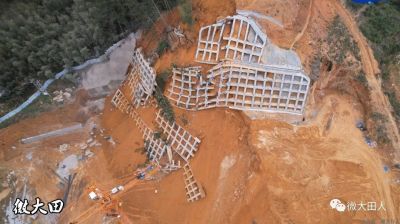 福建某土质边坡格构梁整体垮塌.....现场一片狼藉！