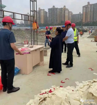 某房企工地请和尚与道士一起做法
