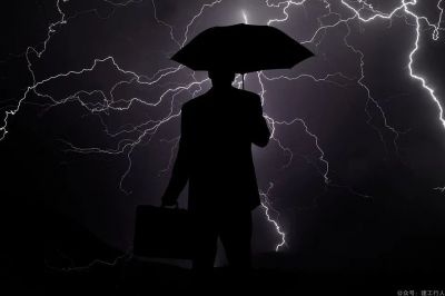 欠下巨债的甲方回应：公平起见，都不还了...