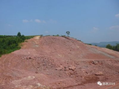 岩土：顺层破碎岩质边坡处治方案探讨